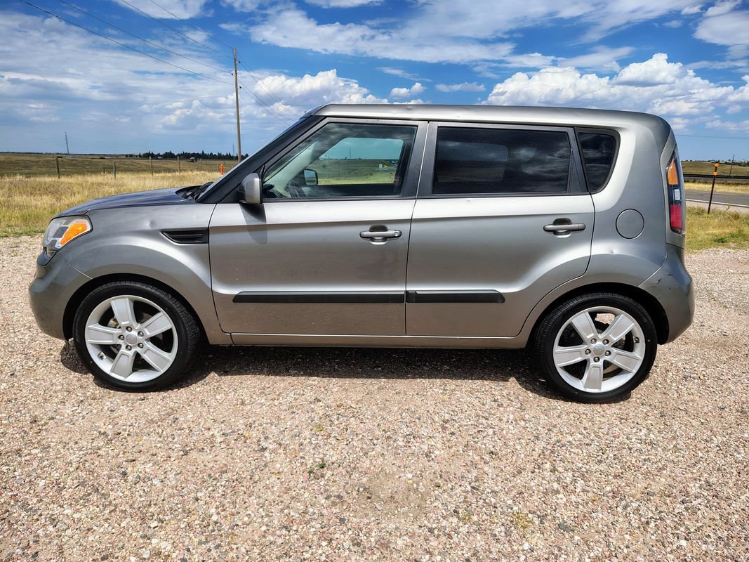 Used 2011 Kia Soul ! FWD image 2