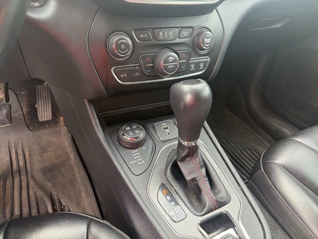 Used 2020 Jeep Cherokee Trailhawk w/ Cold Weather Group image 13