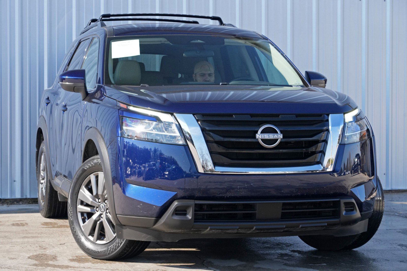 Used 2022 Nissan Pathfinder SV image 2