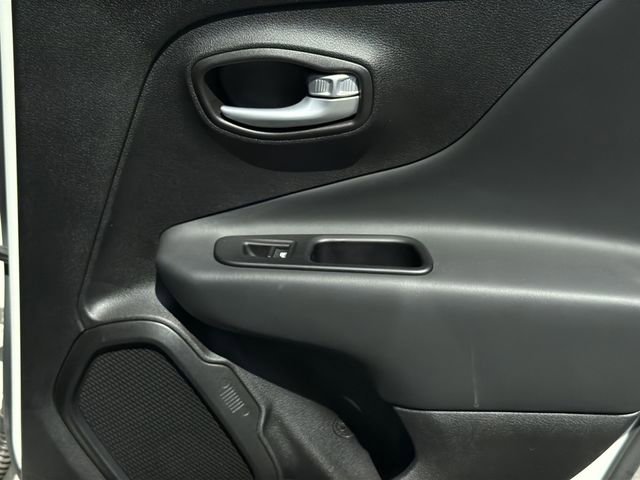 Used 2023 Jeep Renegade Latitude image 43