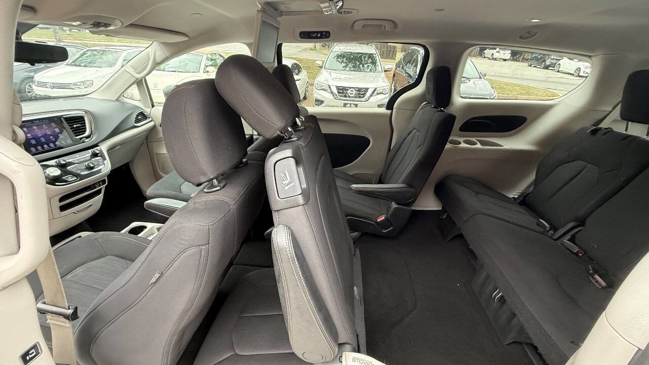 Used 2017 Chrysler Pacifica Touring FWD image 43