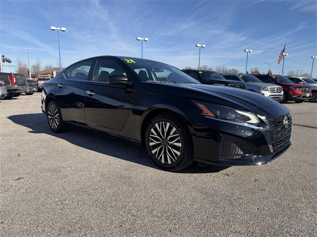 Used 2024 Nissan Altima 2.5 SV image 2