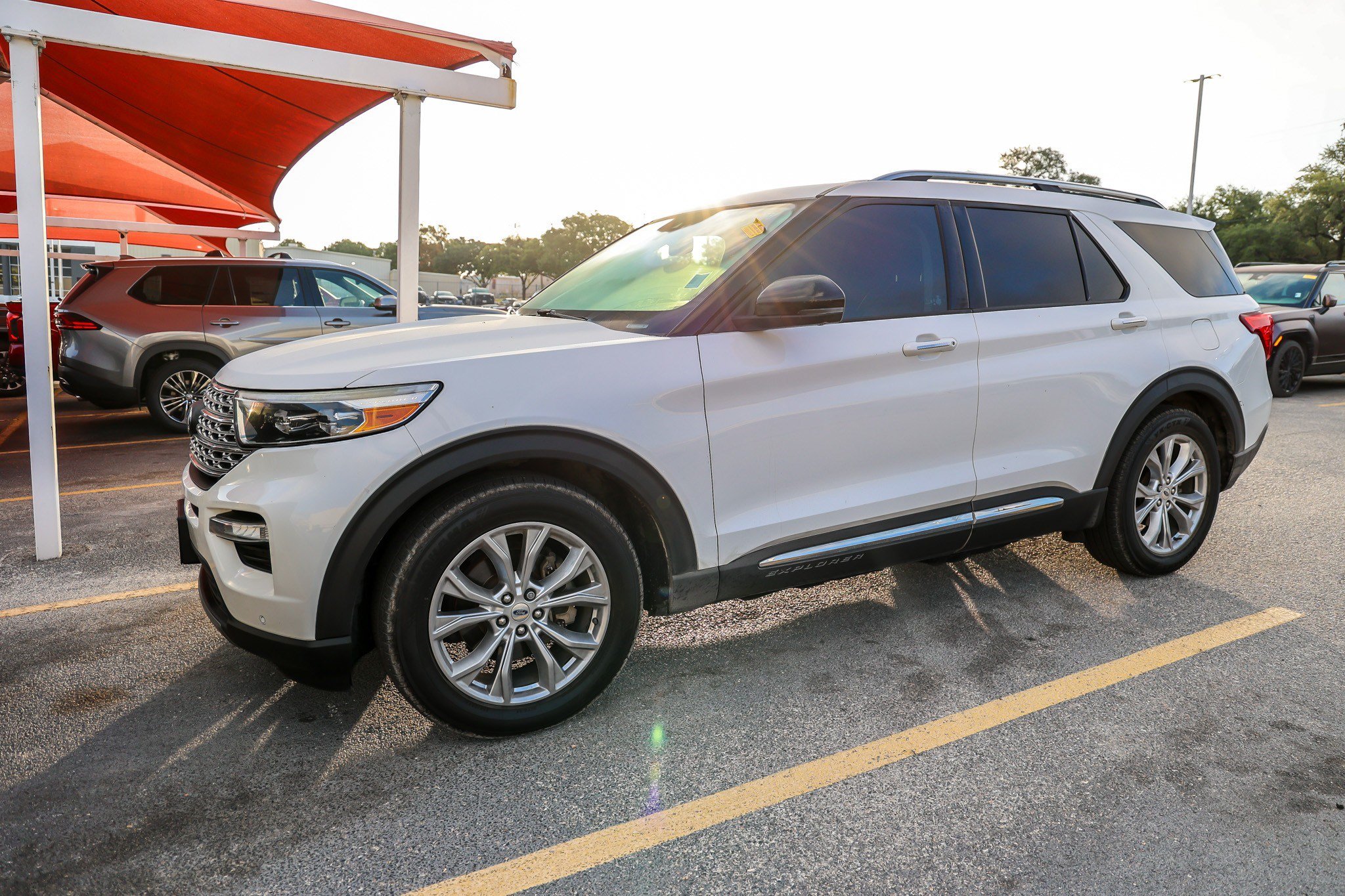 Used 2020 Ford Explorer Limited RWD image 3
