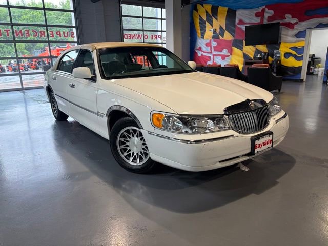 Used 2000 Lincoln Town Car Executive RWD image 2