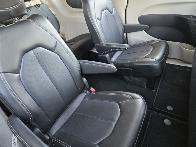Used 2024 Chrysler Pacifica Touring-L FWD image 28