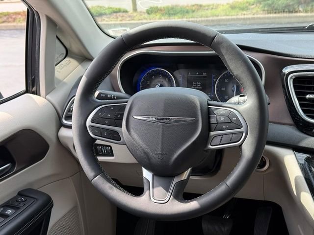 Used 2023 Chrysler Voyager LX FWD image 13