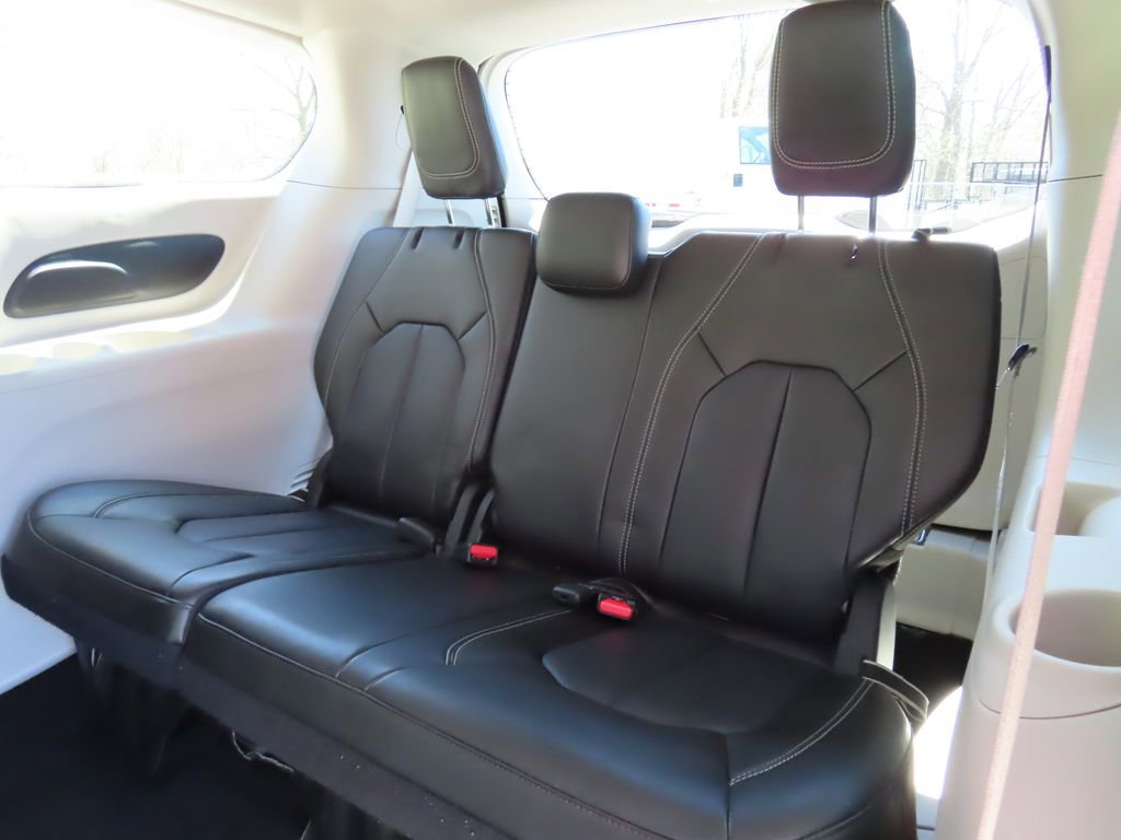 Used 2023 Chrysler Pacifica Touring-L FWD image 30