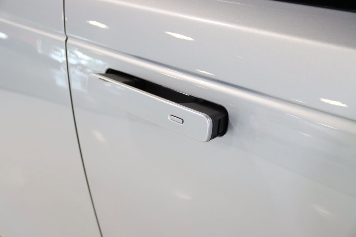 Used 2025 Land Rover Range Rover Velar Dynamic SE AWD/4WD image 9