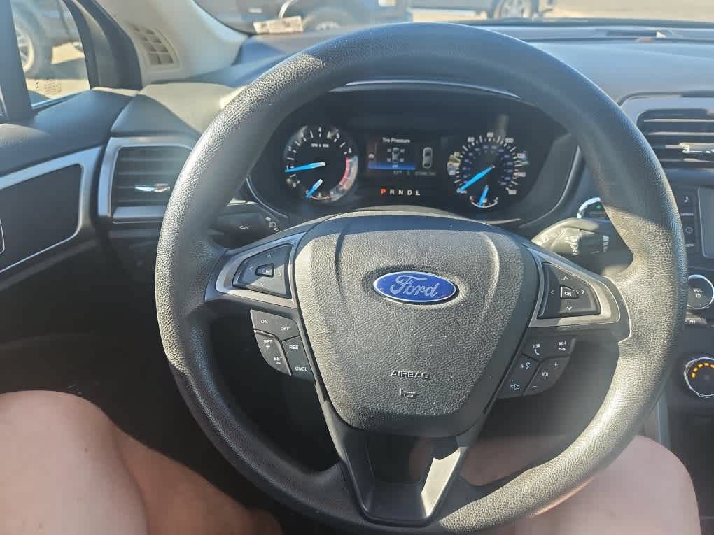 Used 2017 Ford Fusion SE FWD image 15