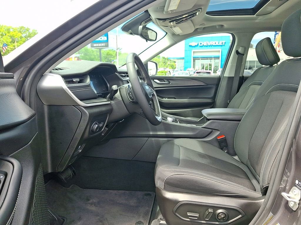 Used 2024 Jeep Grand Cherokee Laredo X AWD/4WD image 15