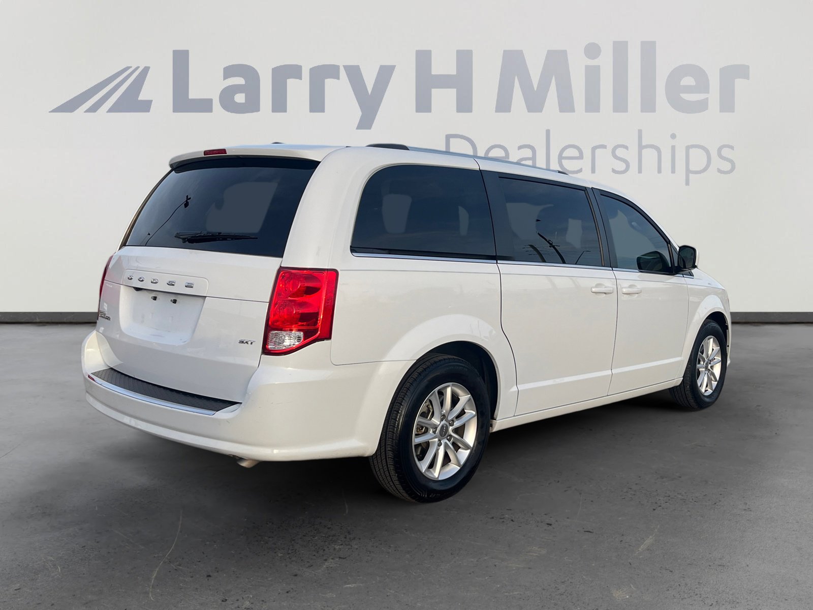 Used 2018 Dodge Grand Caravan SXT w/ Driver Convenience Group image 5