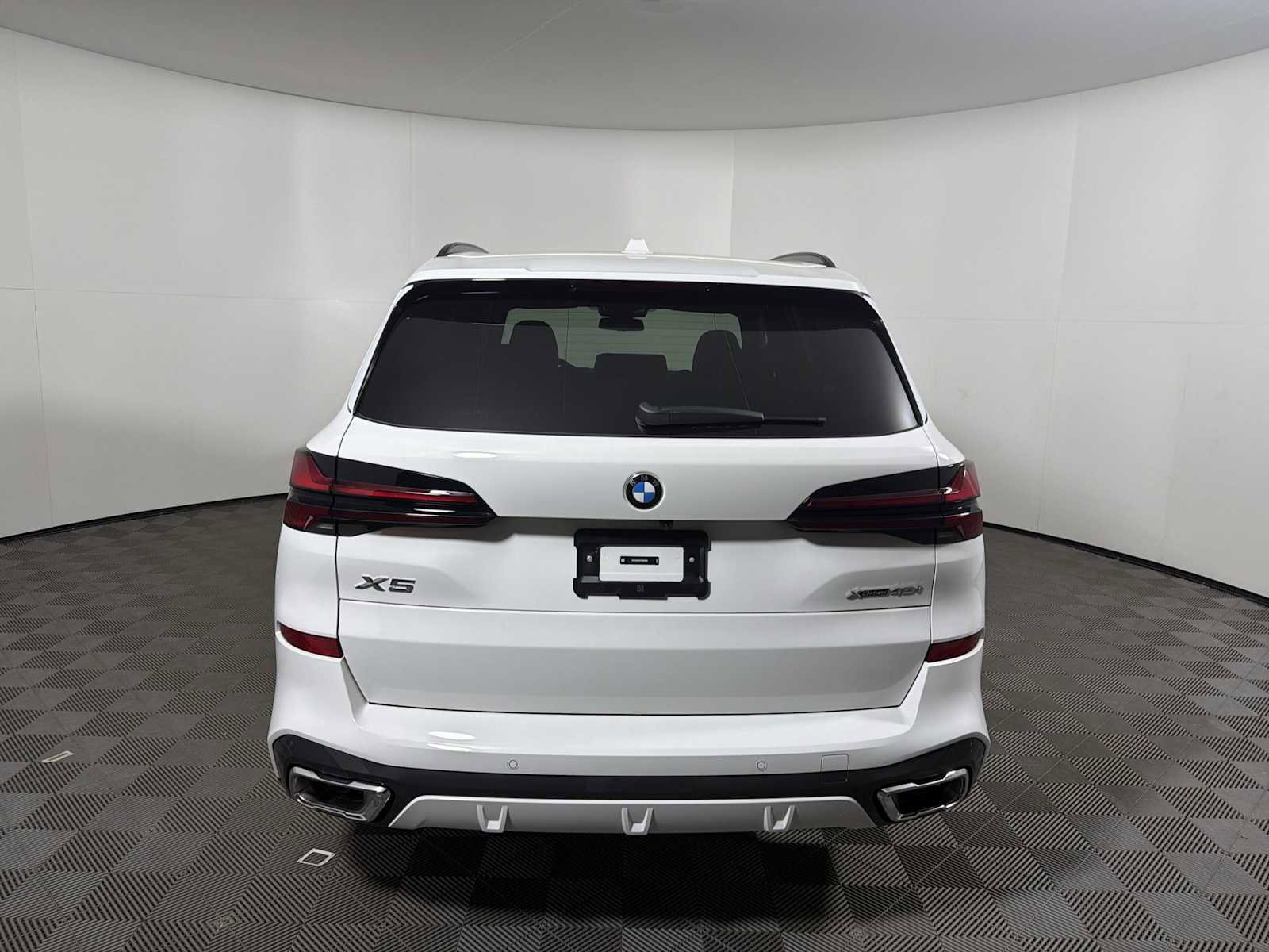 New 2026 BMW X5 xDrive40i w/ M Sport Package AWD/4WD image 2
