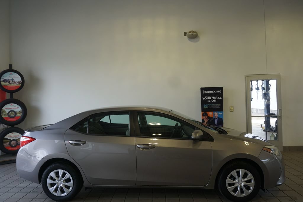 Used 2015 Toyota Corolla LE FWD image 2