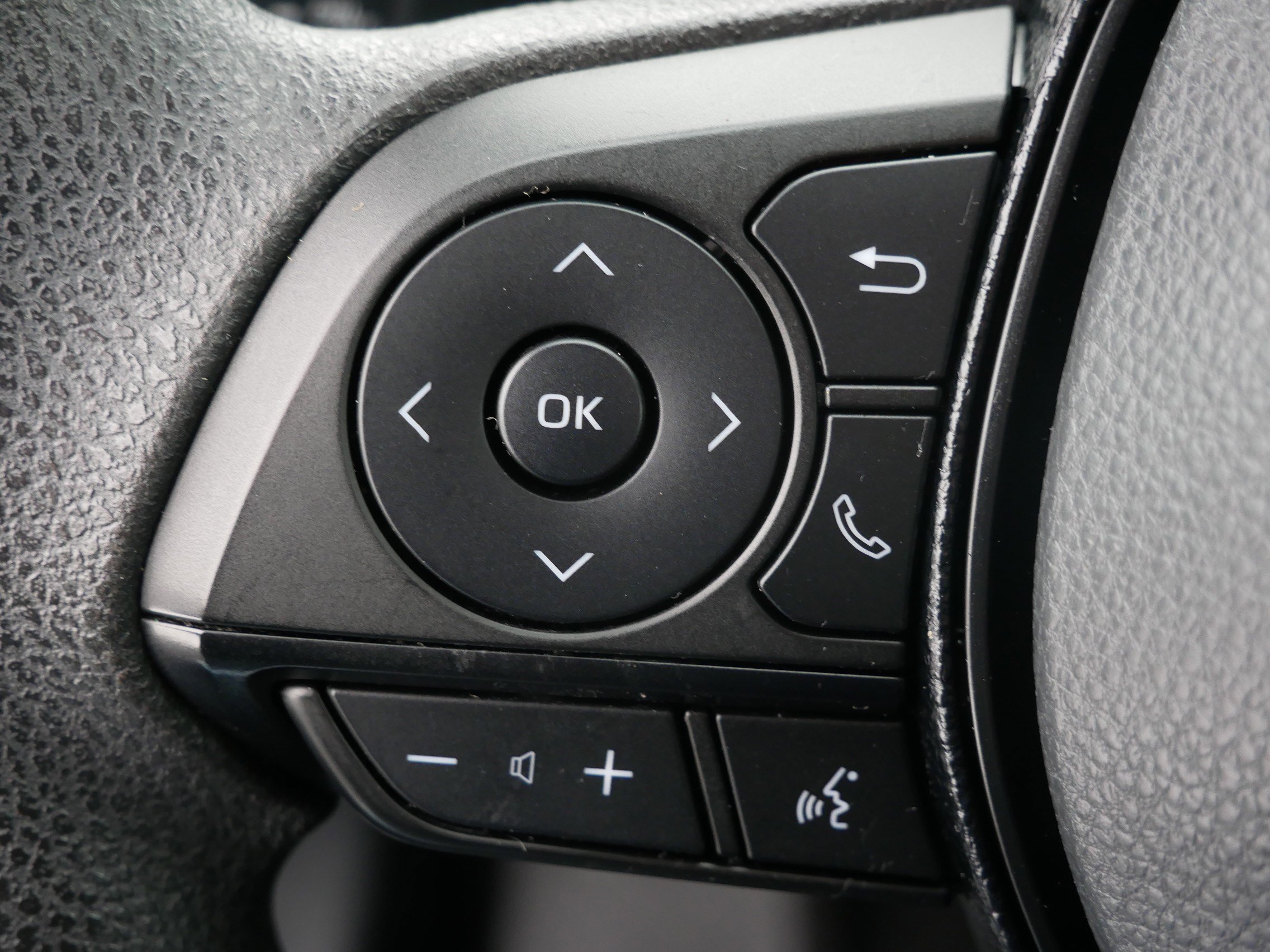 Used 2020 Toyota RAV4 XLE image 27