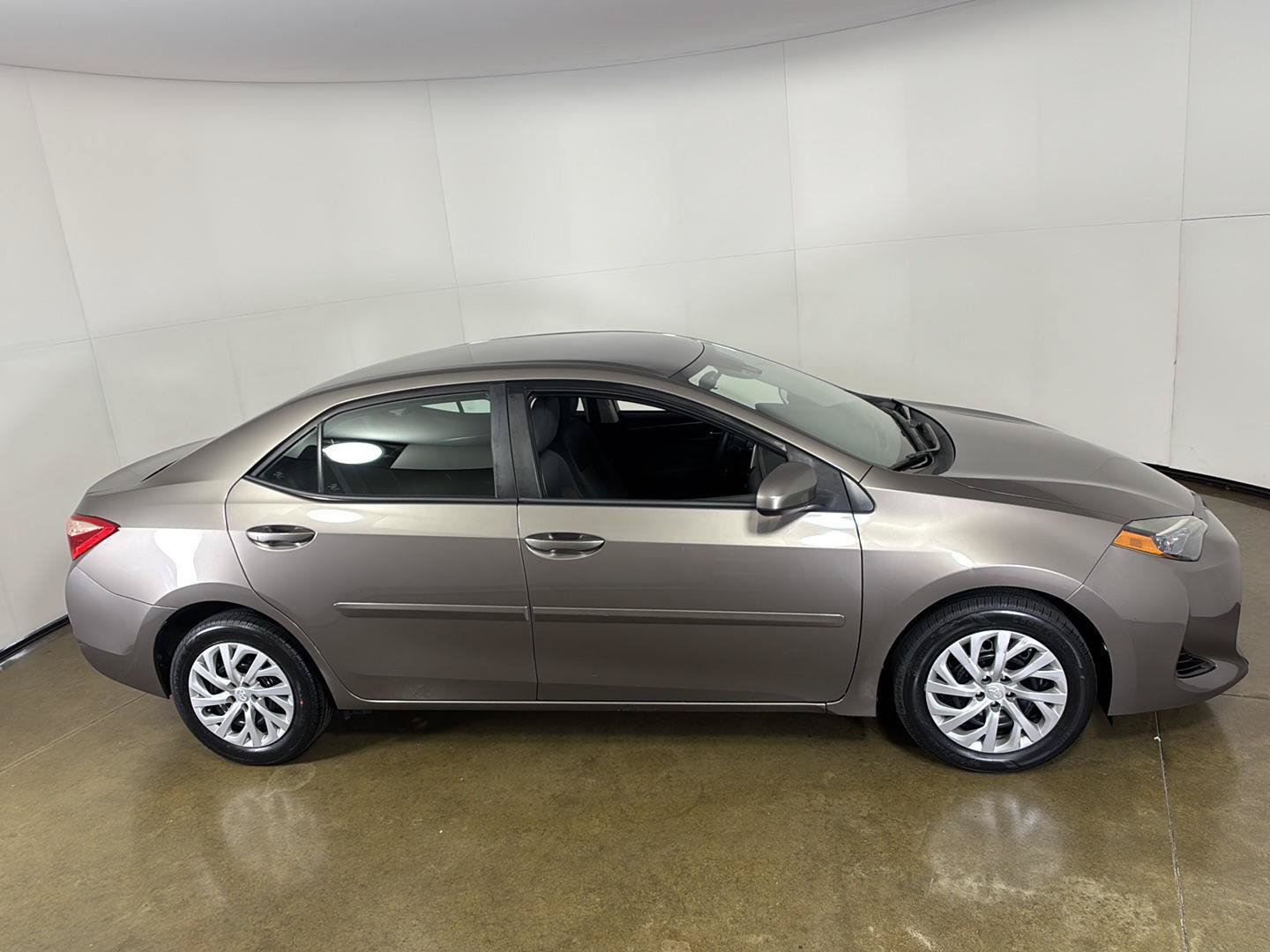 Used 2018 Toyota Corolla LE FWD image 9