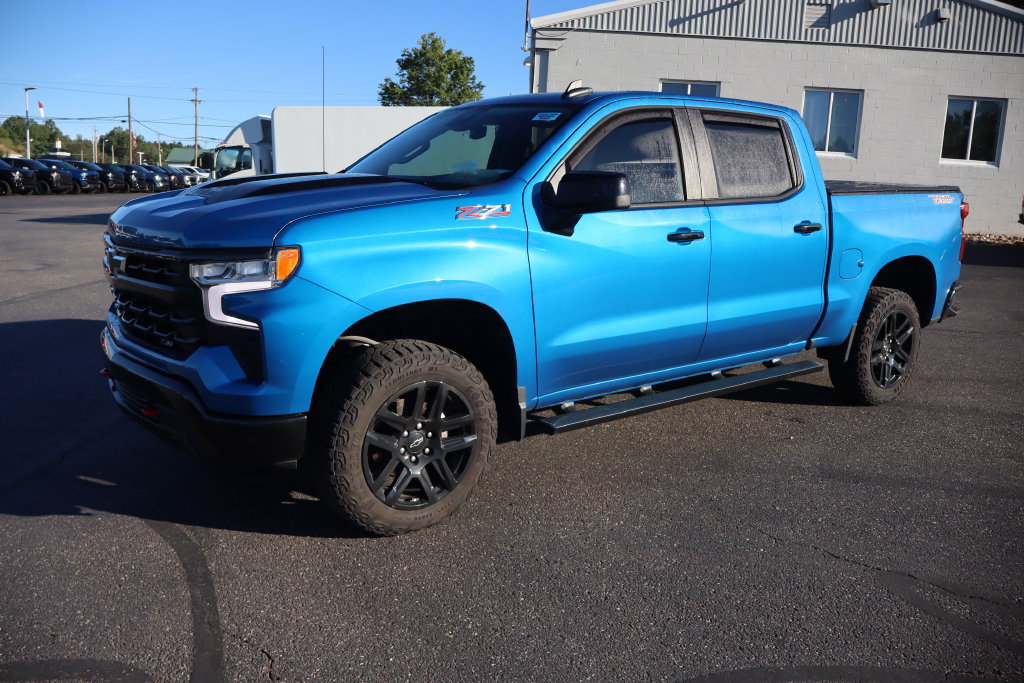 Used 2024 Chevrolet Silverado 1500 LT Trail Boss w/ Convenience Package II AWD/4WD image 2