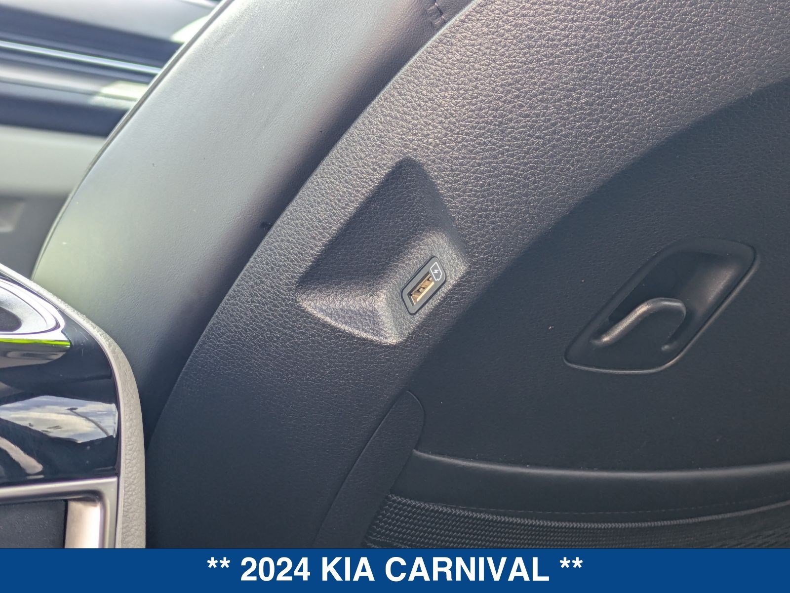 Used 2024 Kia Carnival EX FWD image 17