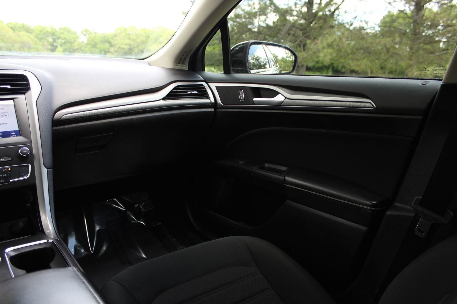 Used 2020 Ford Fusion SE FWD image 11