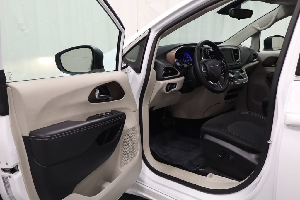 Certified 2023 Chrysler Voyager LX FWD image 11