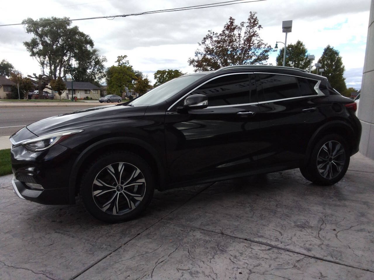 Used 2017 INFINITI QX30 Premium w/ Navigation Package AWD/4WD image 4