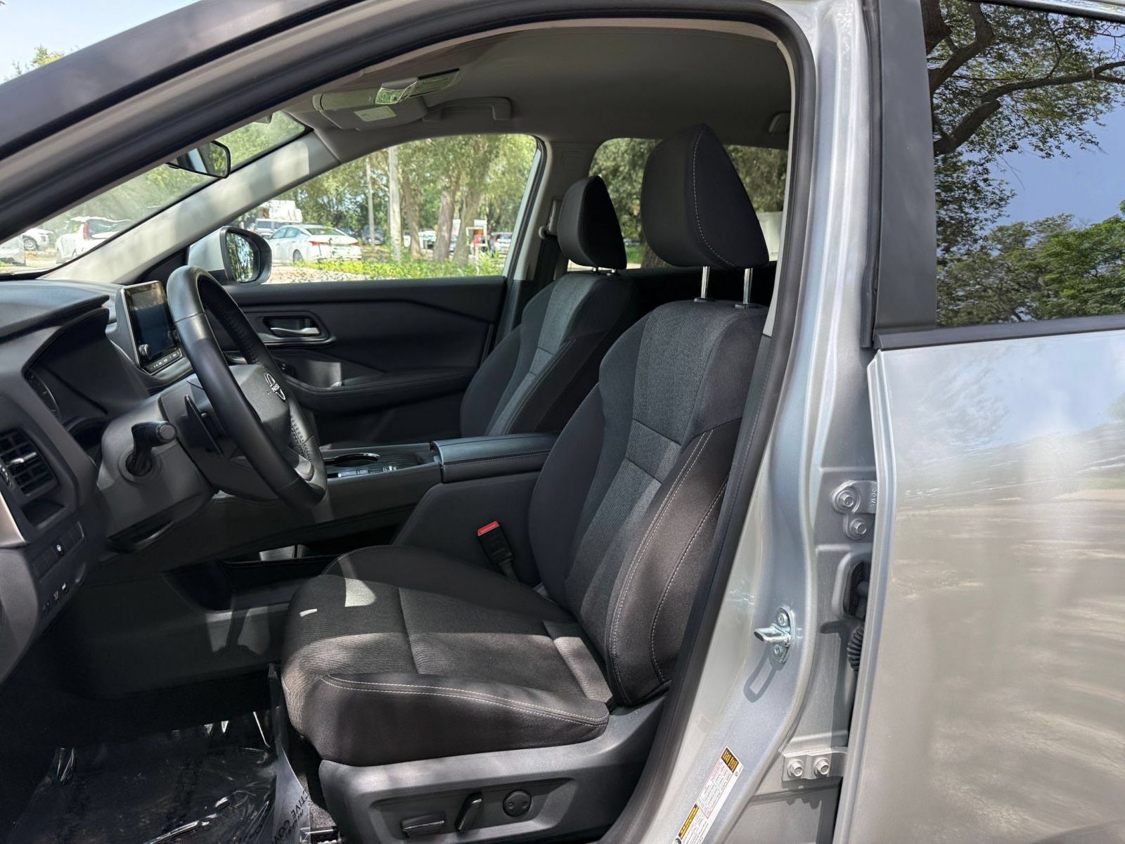 Used 2025 Nissan Rogue SV FWD image 35