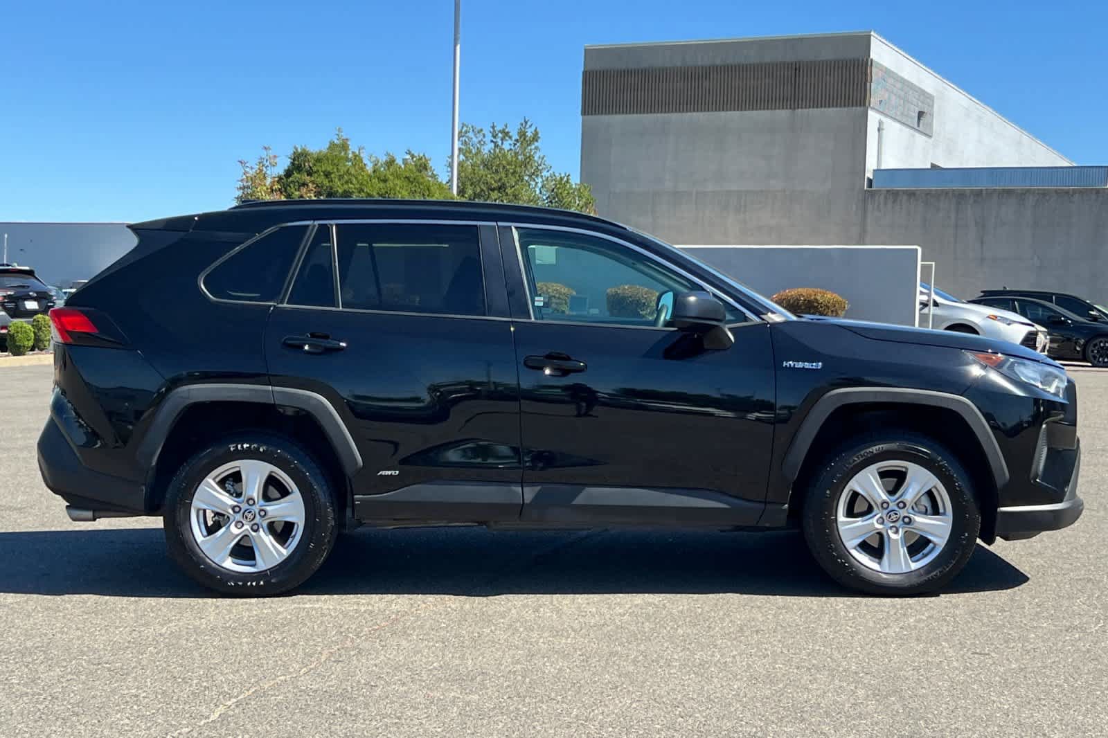 Used 2021 Toyota RAV4 LE AWD/4WD image 6