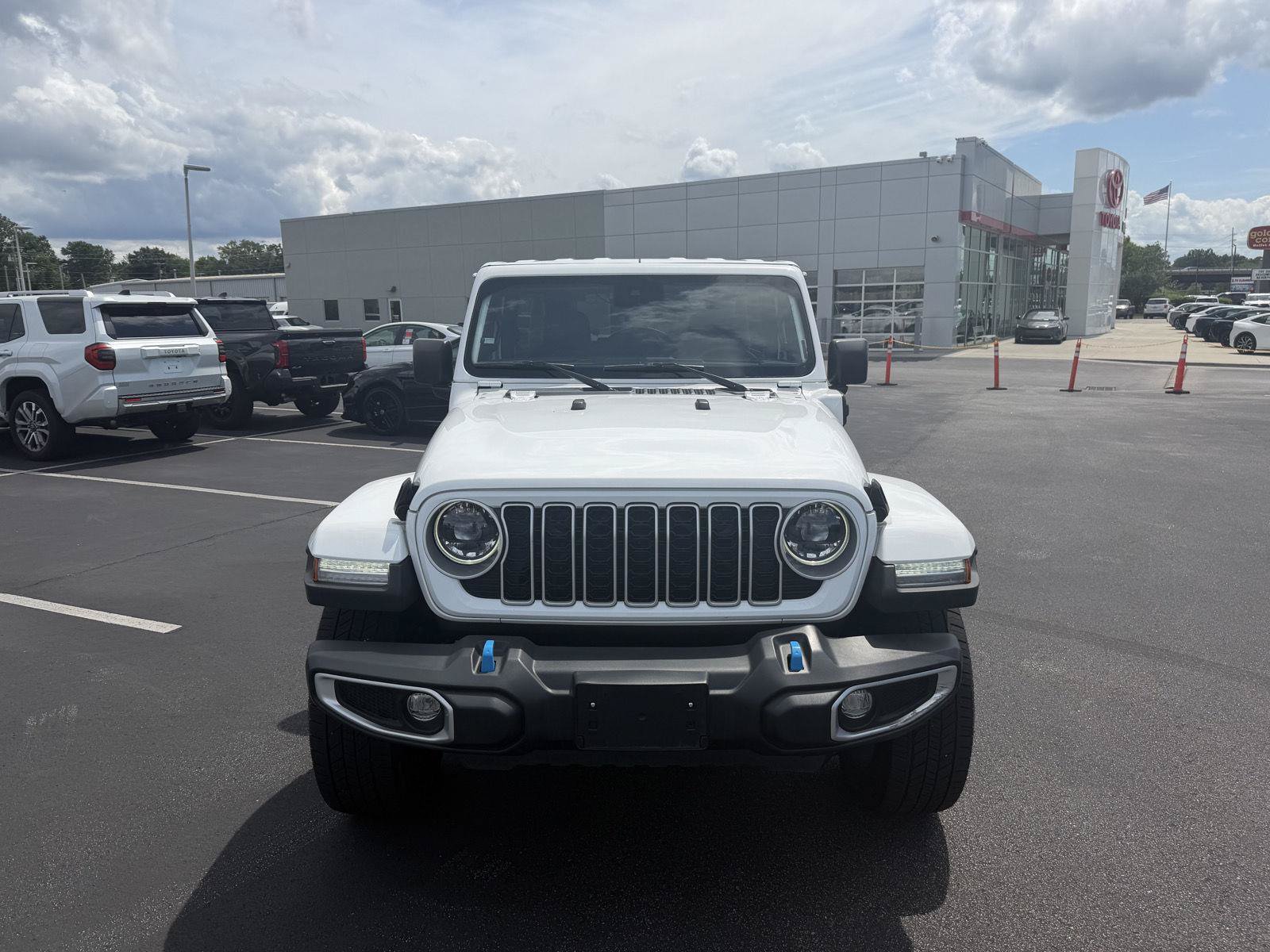 Used 2024 Jeep Wrangler Unlimited Sahara AWD/4WD image 2