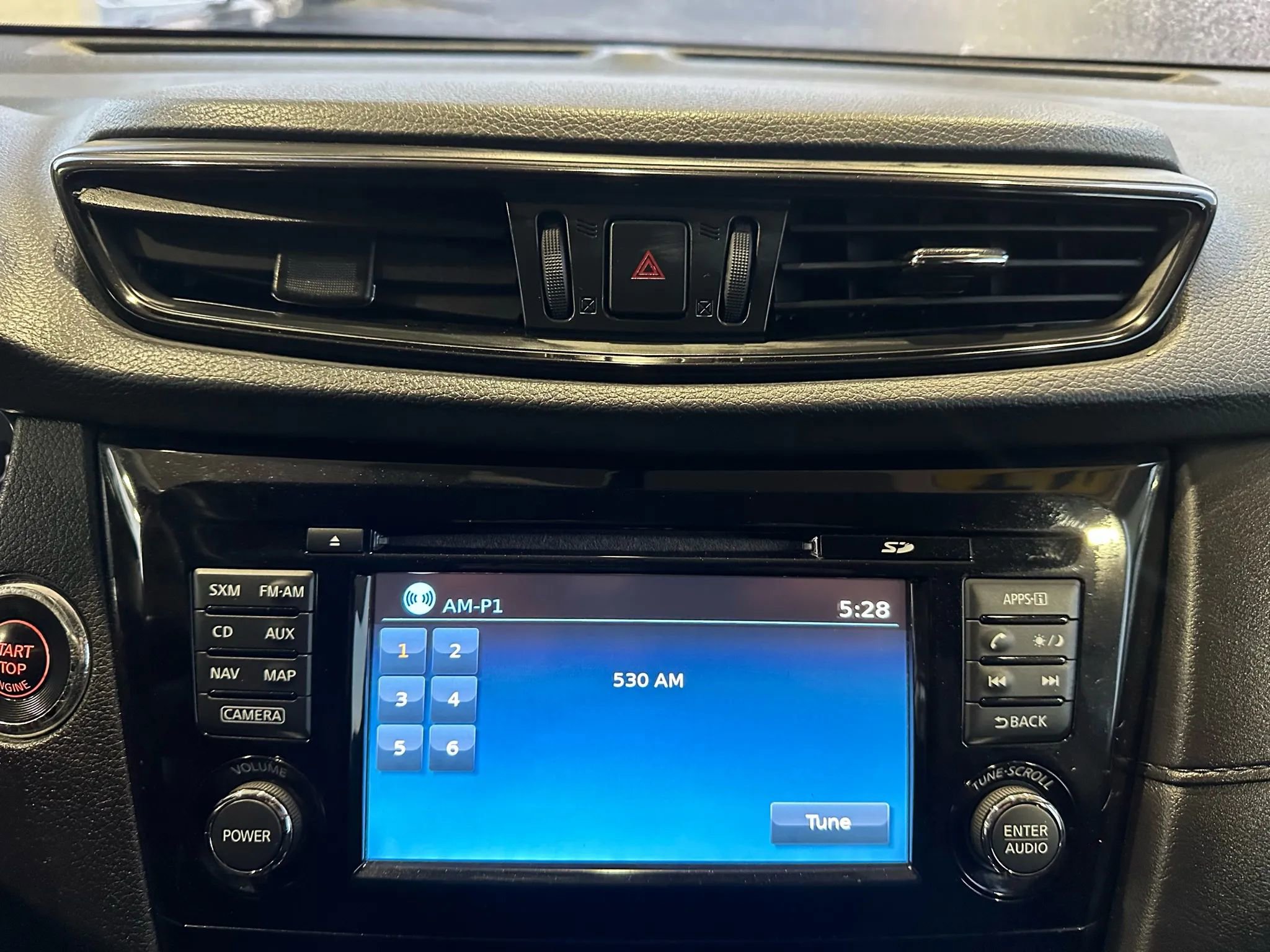 Used 2017 Nissan Rogue SV w/ SV Premium Package image 16