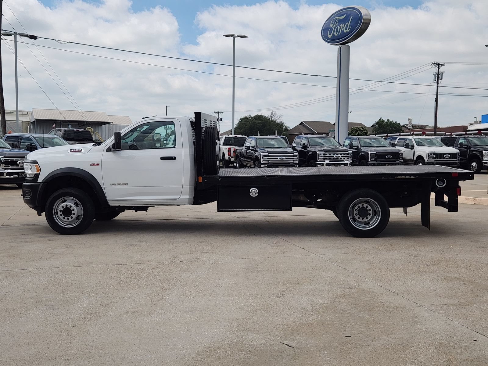 Used 2021 RAM 4500 Tradesman RWD image 3