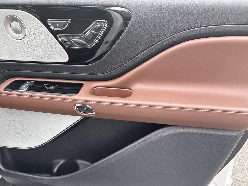 Used 2025 Lincoln Aviator Reserve w/ Equipment Group 201A AWD/4WD image 14