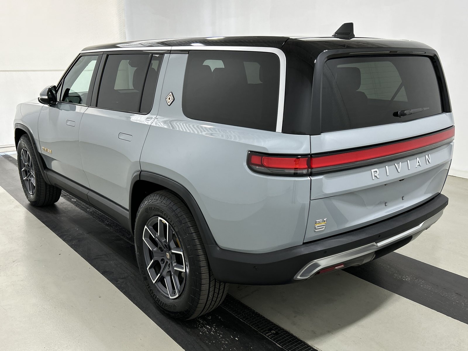 Used 2023 Rivian R1S Adventure Quad AWD/4WD image 3