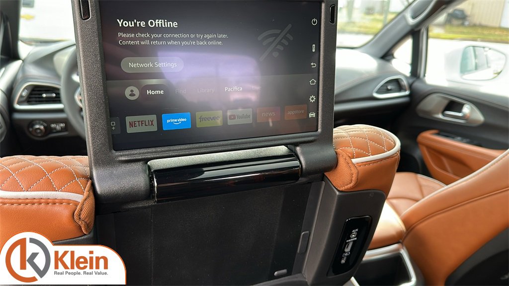 Used 2024 Chrysler Pacifica Pinnacle w/ Trailer Tow Group image 29