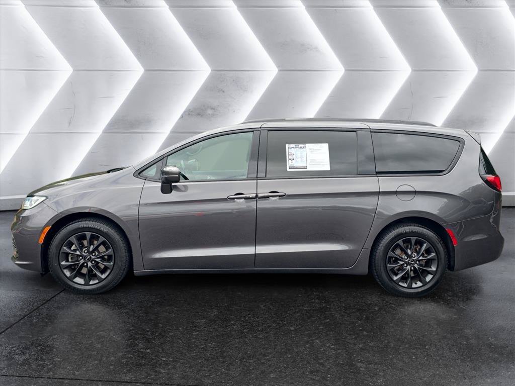 Used 2021 Chrysler Pacifica Touring w/ S Appearance Package FWD image 2