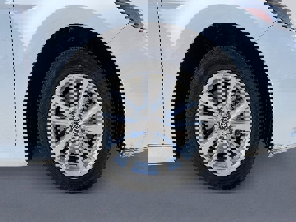 Used 2025 Toyota Camry LE image 9