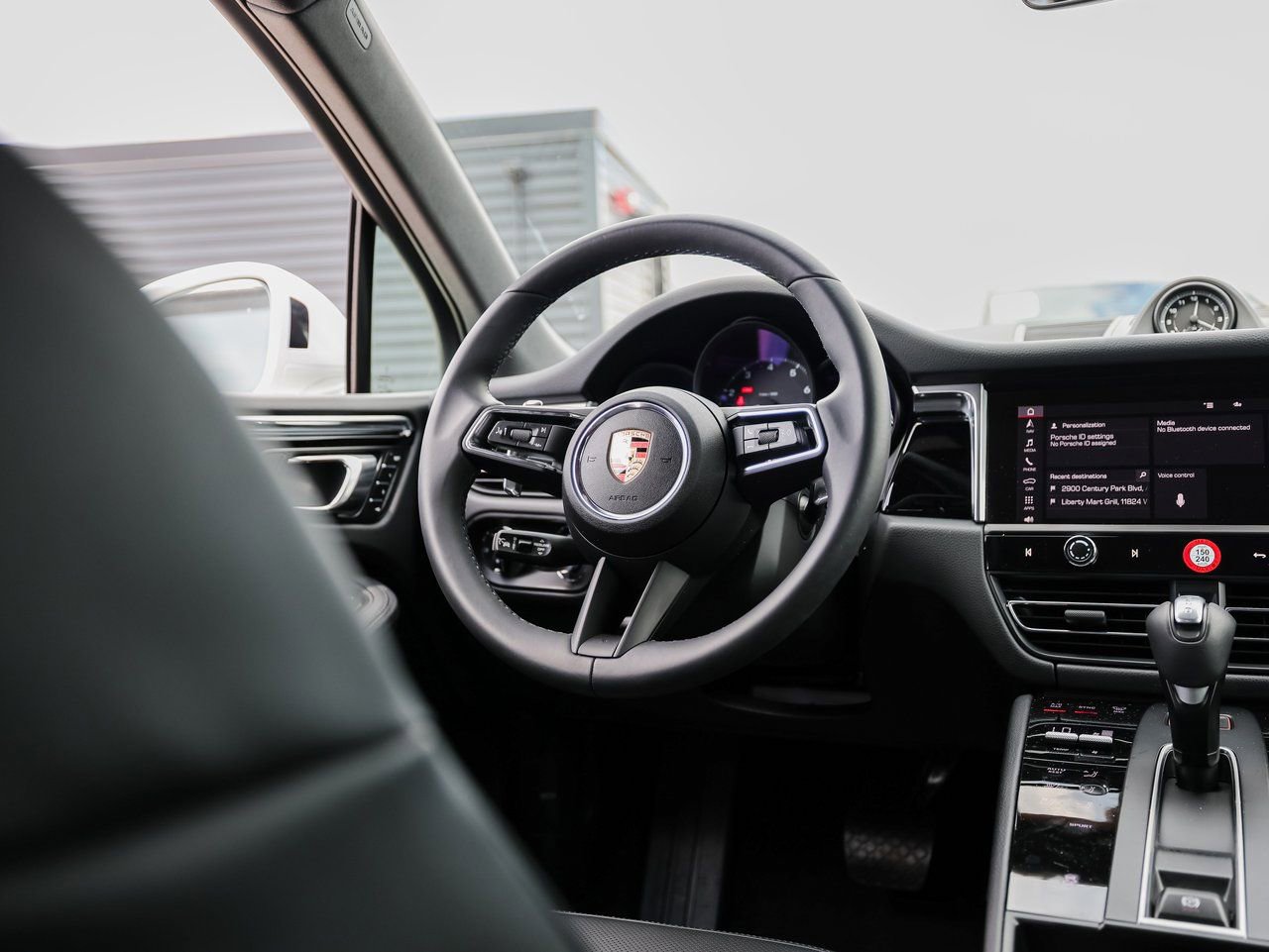 Certified 2025 Porsche Macan AWD/4WD image 25