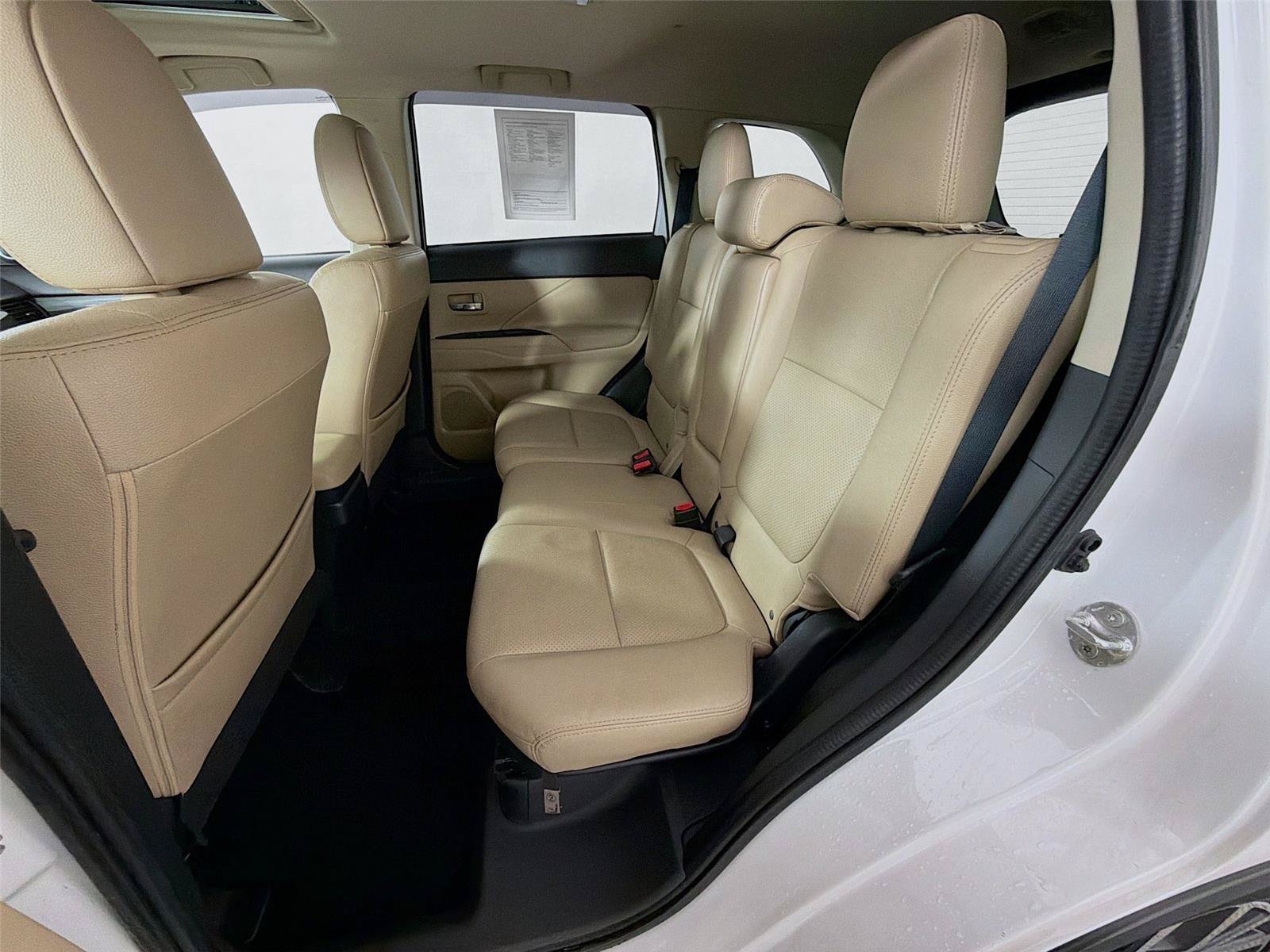 Used 2016 Mitsubishi Outlander SEL AWD/4WD image 24