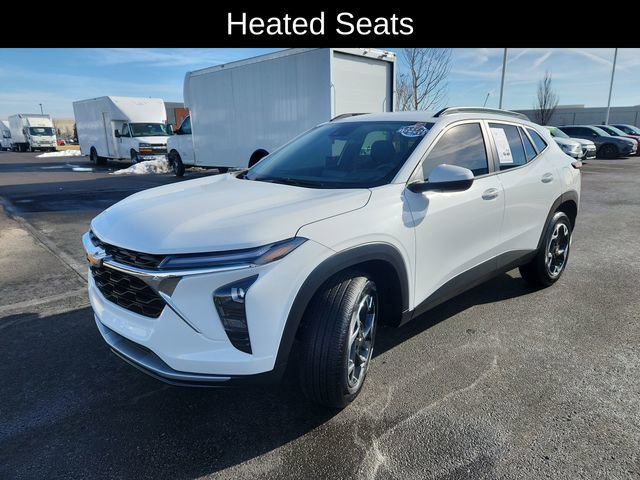 Used 2025 Chevrolet Trax LT w/ LT Convenience Package image 3