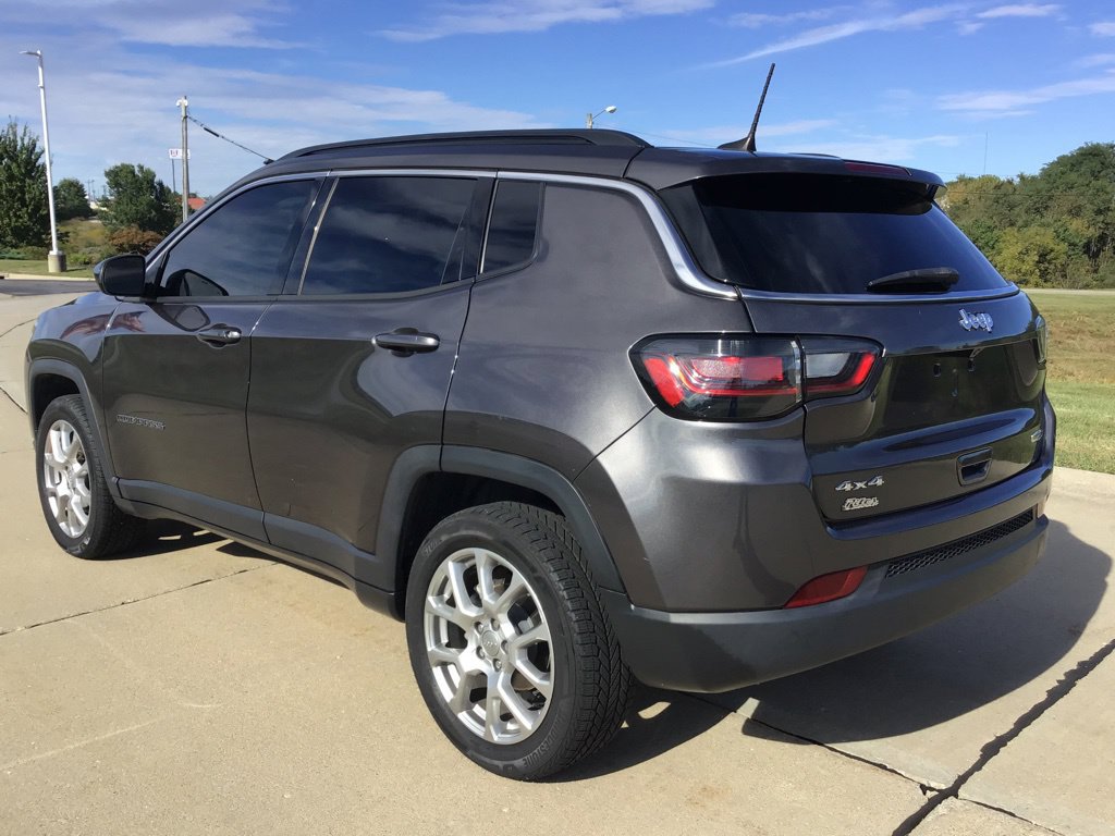 Used 2022 Jeep Compass Latitude w/ Sun and Sound Group AWD/4WD image 3