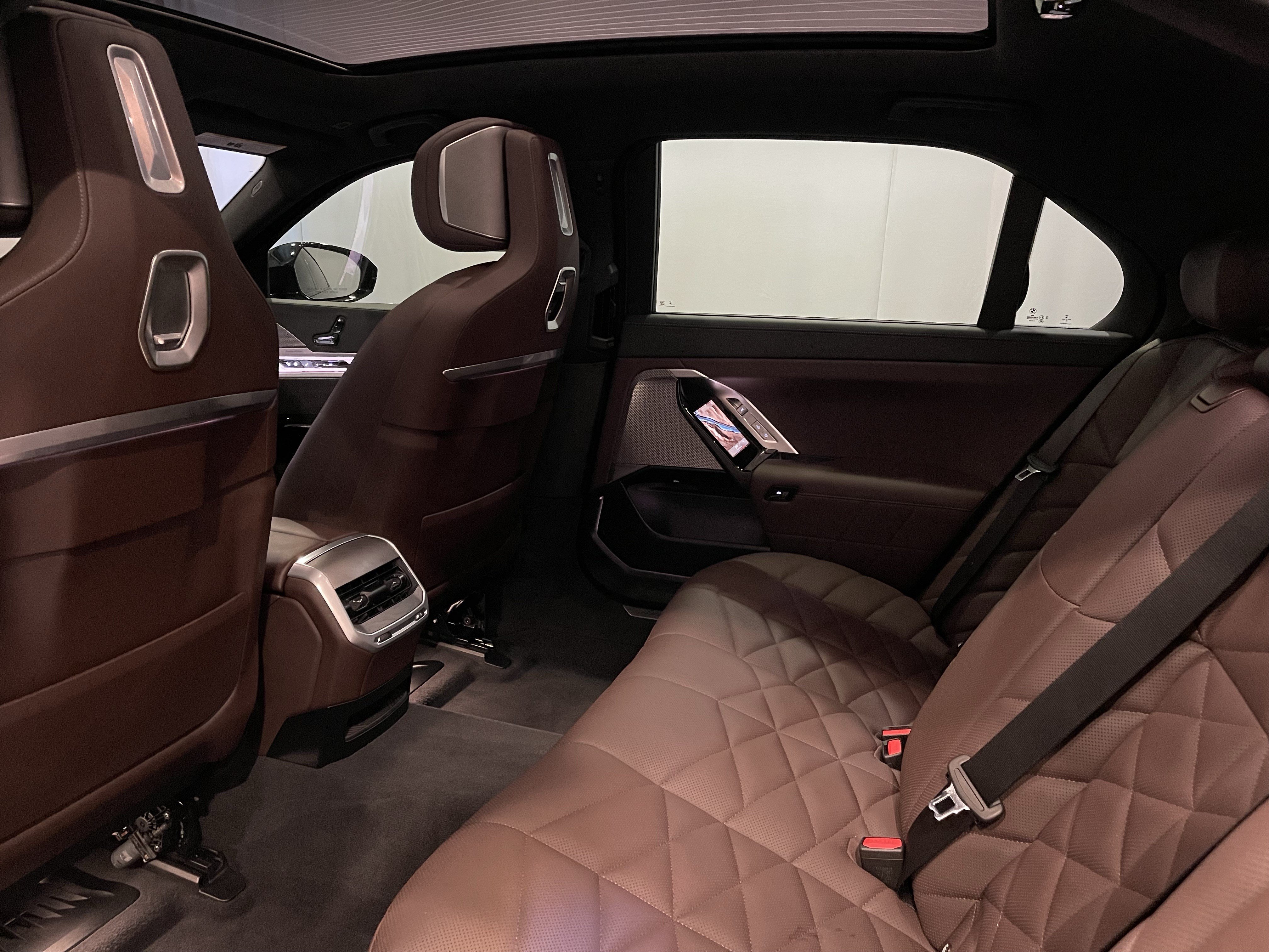 Used 2023 BMW 740i w/ Parking Assistance Package RWD image 23