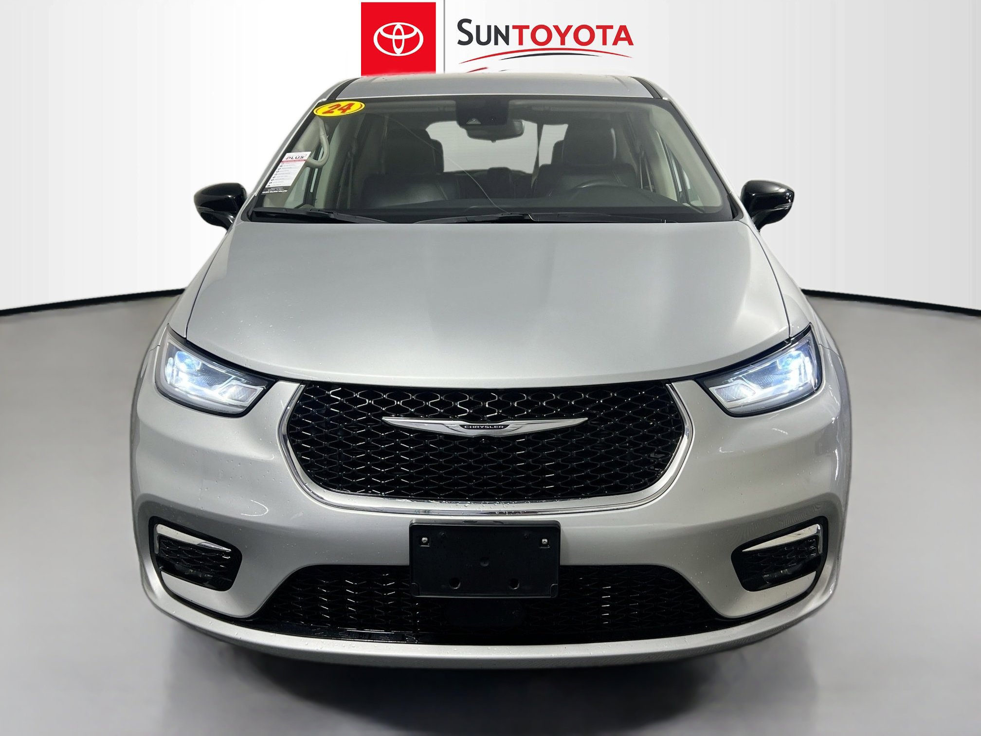 Used 2024 Chrysler Pacifica Touring-L image 10