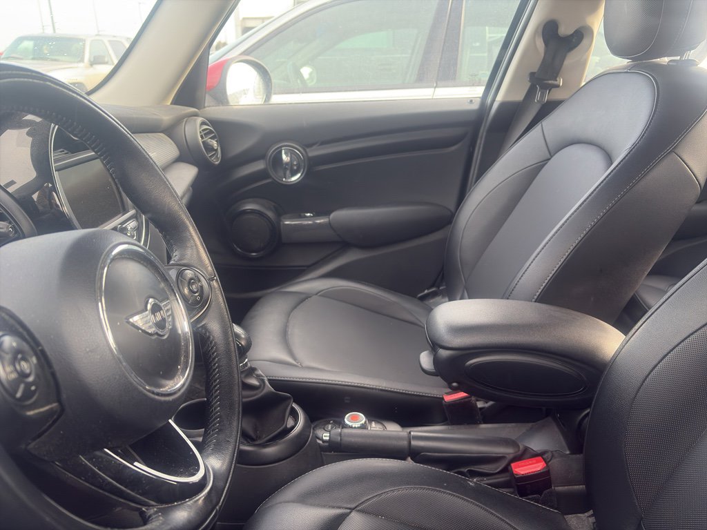 Used 2018 MINI Cooper 4-Door Hardtop image 5