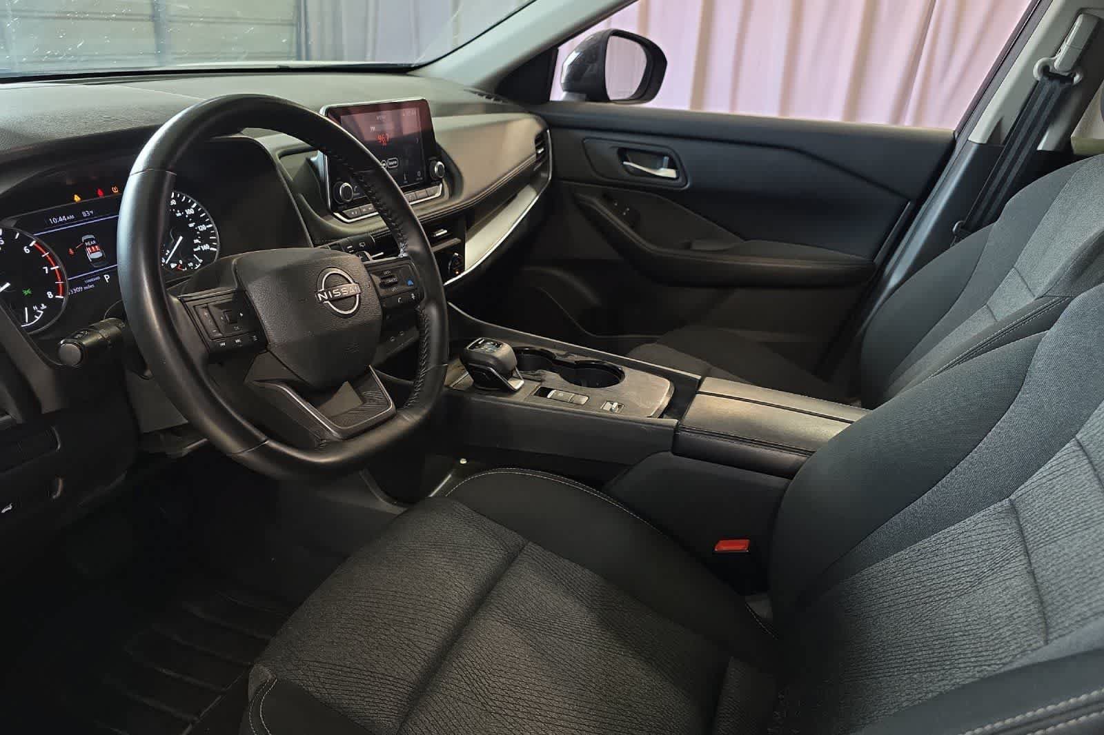 Used 2025 Nissan Rogue SV FWD image 14