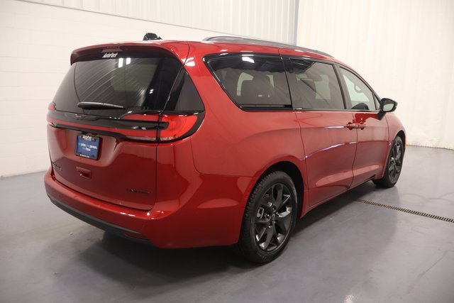 New 2026 Chrysler Pacifica Limited image 8