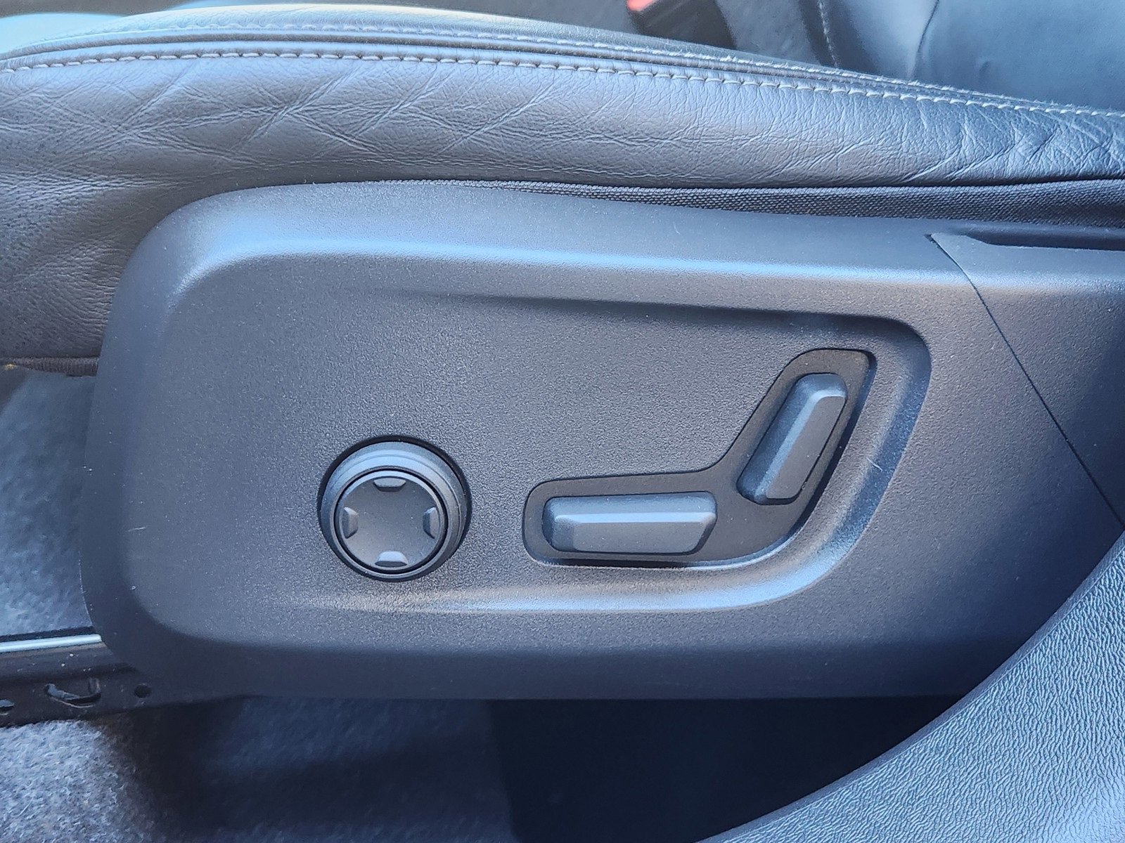 Used 2023 Volvo XC40 B4 Ultimate image 34