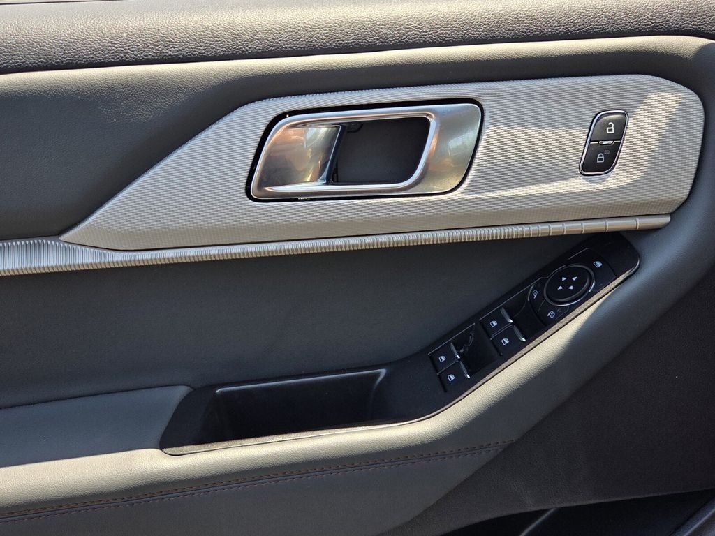 Used 2025 Ford Explorer Active RWD image 29