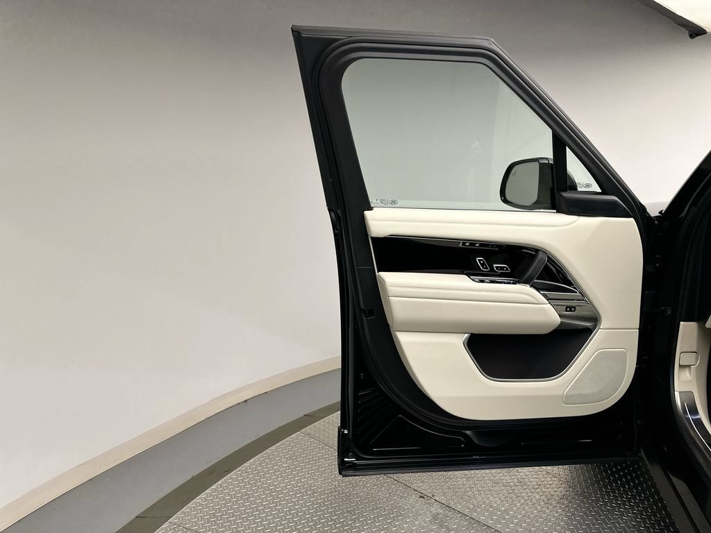 Certified 2025 Land Rover Range Rover SE AWD/4WD image 8