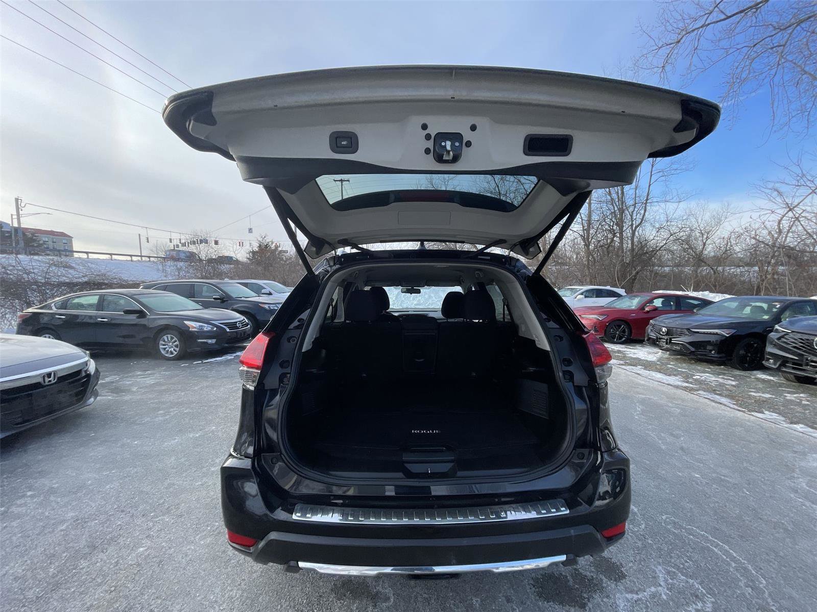 Used 2018 Nissan Rogue SV w/ Premium Package image 23