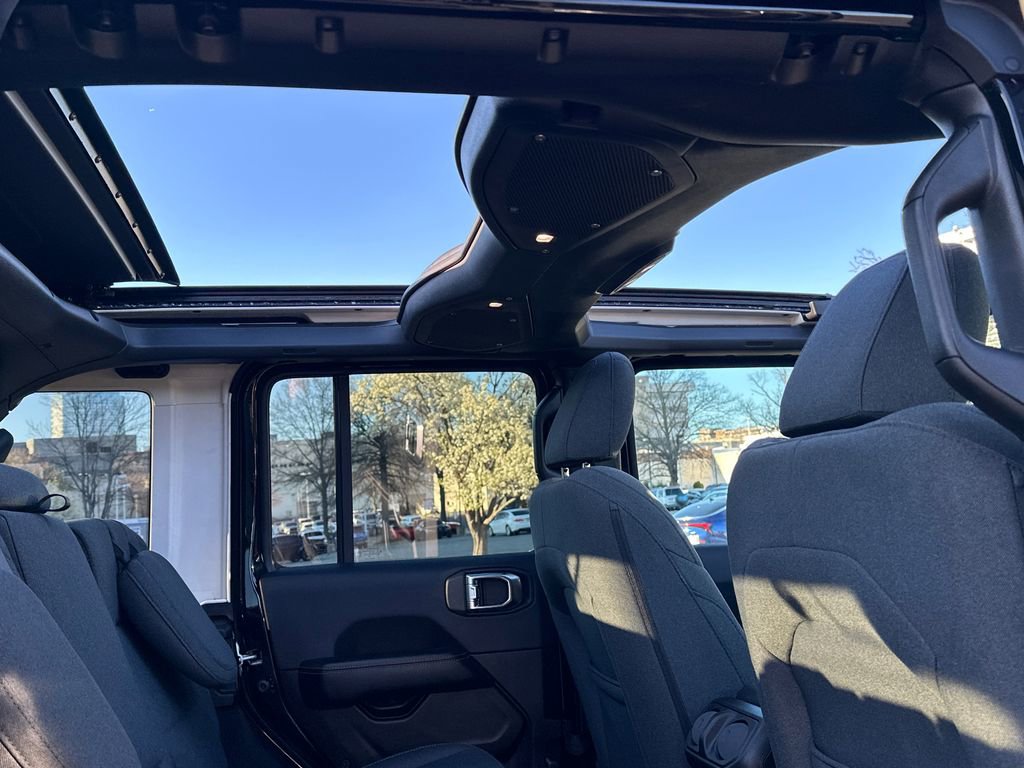 Used 2025 Jeep Wrangler Unlimited Sahara w/ Safety Group image 13