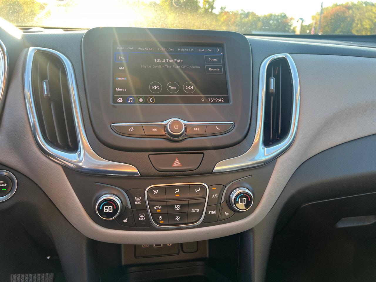 Used 2020 Chevrolet Equinox LT w/ Driver Convenience Package image 23