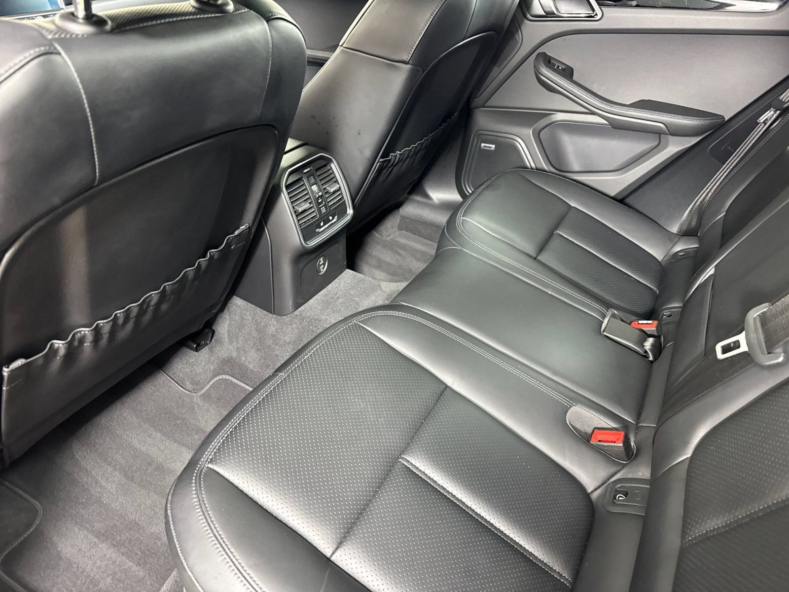 Certified 2025 Porsche Macan w/ Premium Package Plus AWD/4WD image 13